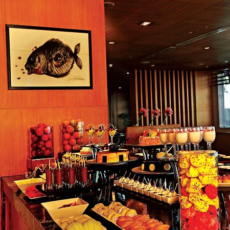 ฮอลิเดย์ อินน์ นิวเดลี มยูรวิหาร นอยดา ภายนอก รูปภาพ A buffet at a restaurant