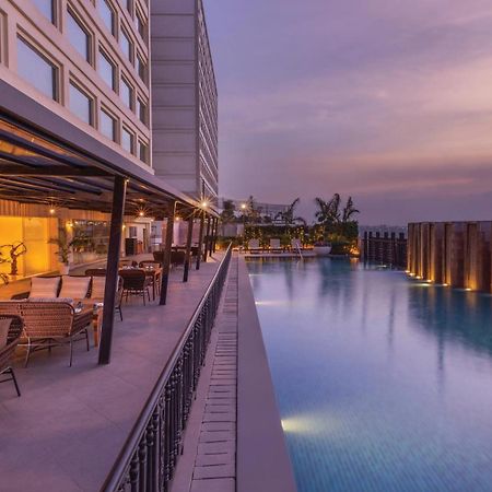 ฮอลิเดย์ อินน์ นิวเดลี มยูรวิหาร นอยดา ภายนอก รูปภาพ The swimming pool at the hotel