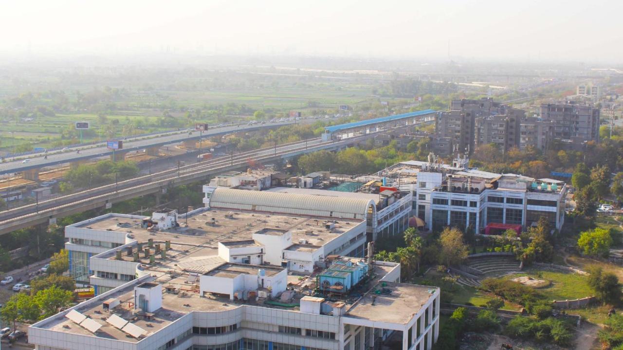 ฮอลิเดย์ อินน์ นิวเดลี มยูรวิหาร นอยดา ภายนอก รูปภาพ View of the station from the top of a nearby building