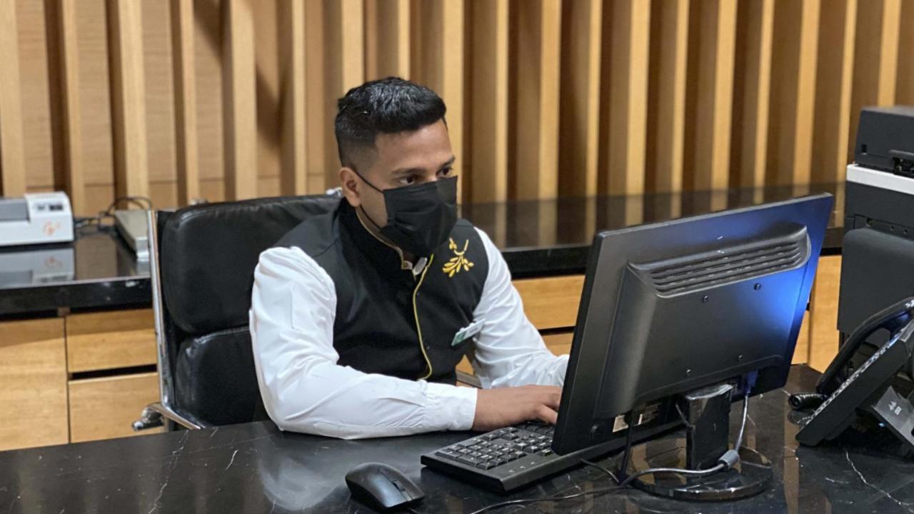 ฮอลิเดย์ อินน์ นิวเดลี มยูรวิหาร นอยดา ภายนอก รูปภาพ A government employee in Myanmar wearing a face mask
