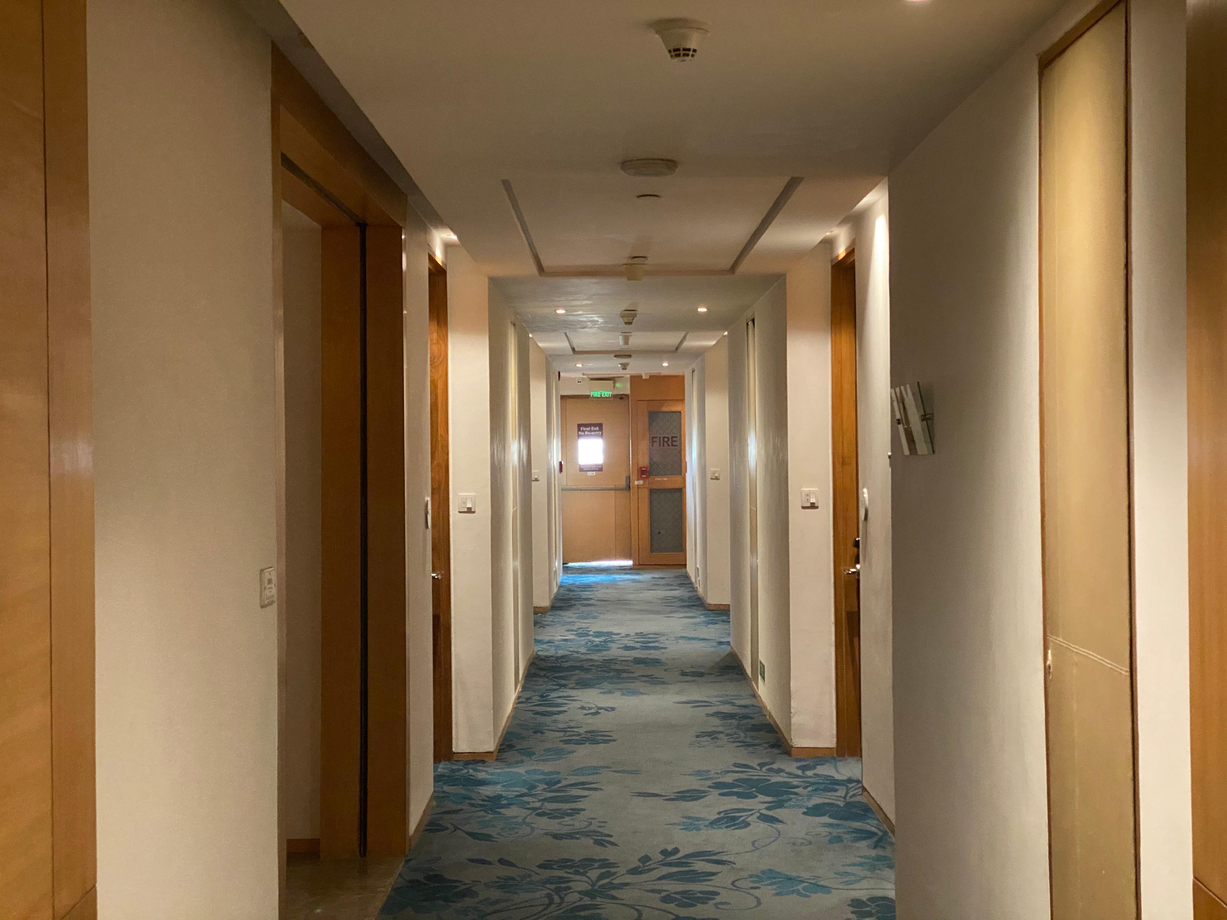 ฮอลิเดย์ อินน์ นิวเดลี มยูรวิหาร นอยดา ภายนอก รูปภาพ A corridor at the hotel