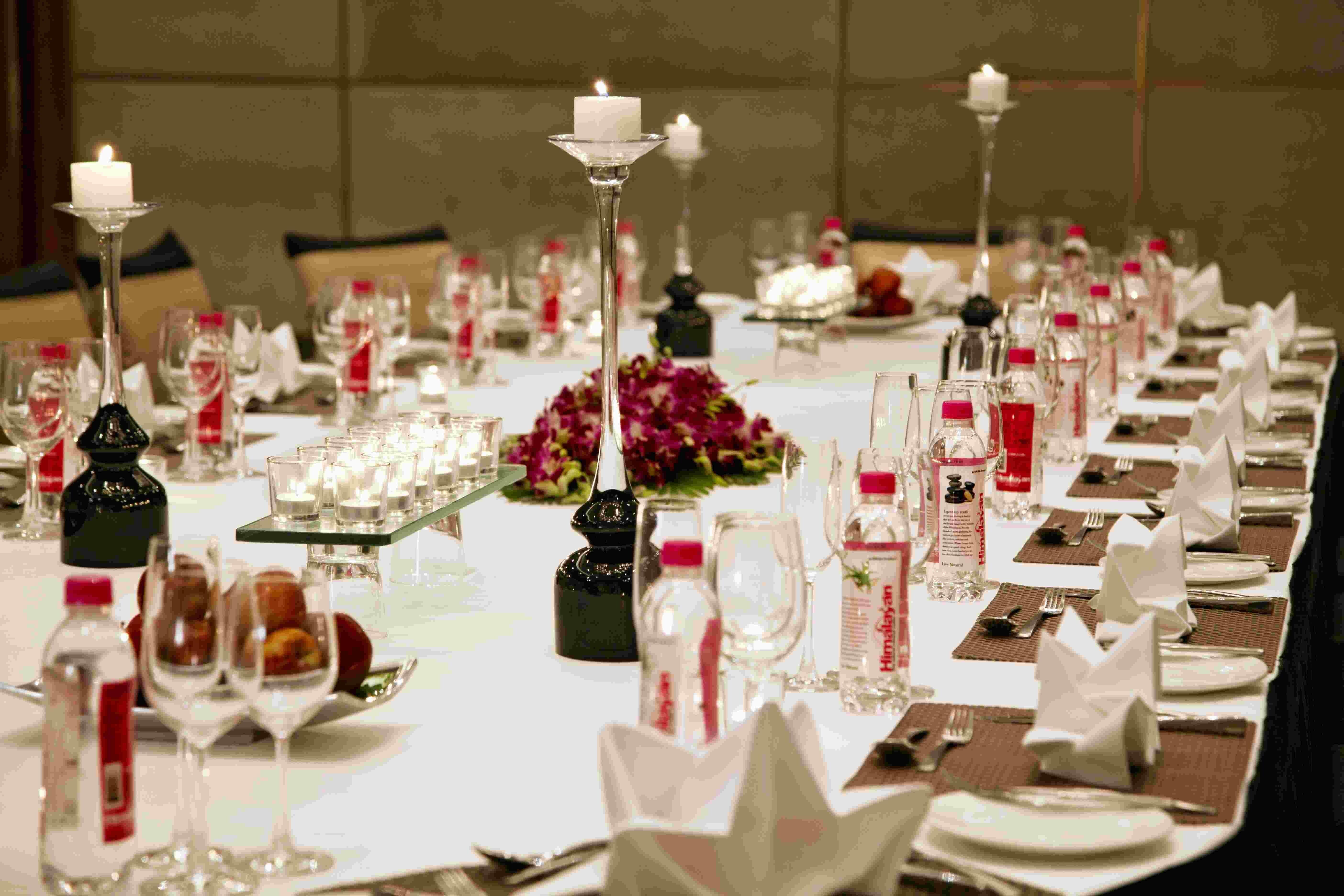 ฮอลิเดย์ อินน์ นิวเดลี มยูรวิหาร นอยดา ภายนอก รูปภาพ A table set for a formal dinner