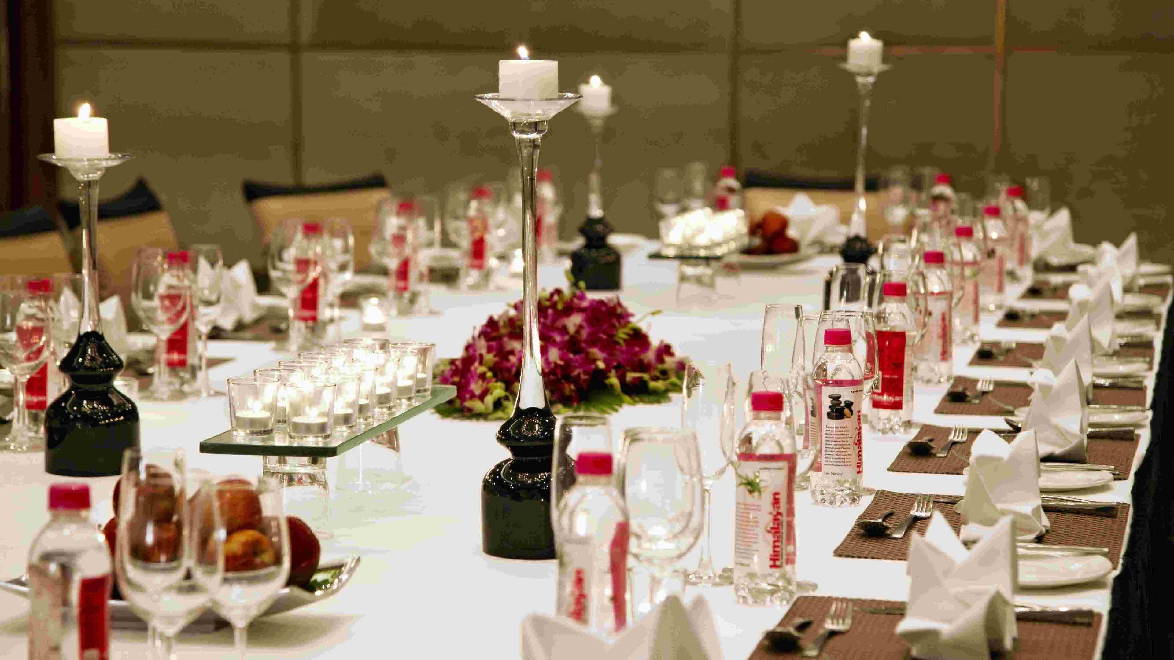 ฮอลิเดย์ อินน์ นิวเดลี มยูรวิหาร นอยดา ภายนอก รูปภาพ A table set for a formal dinner