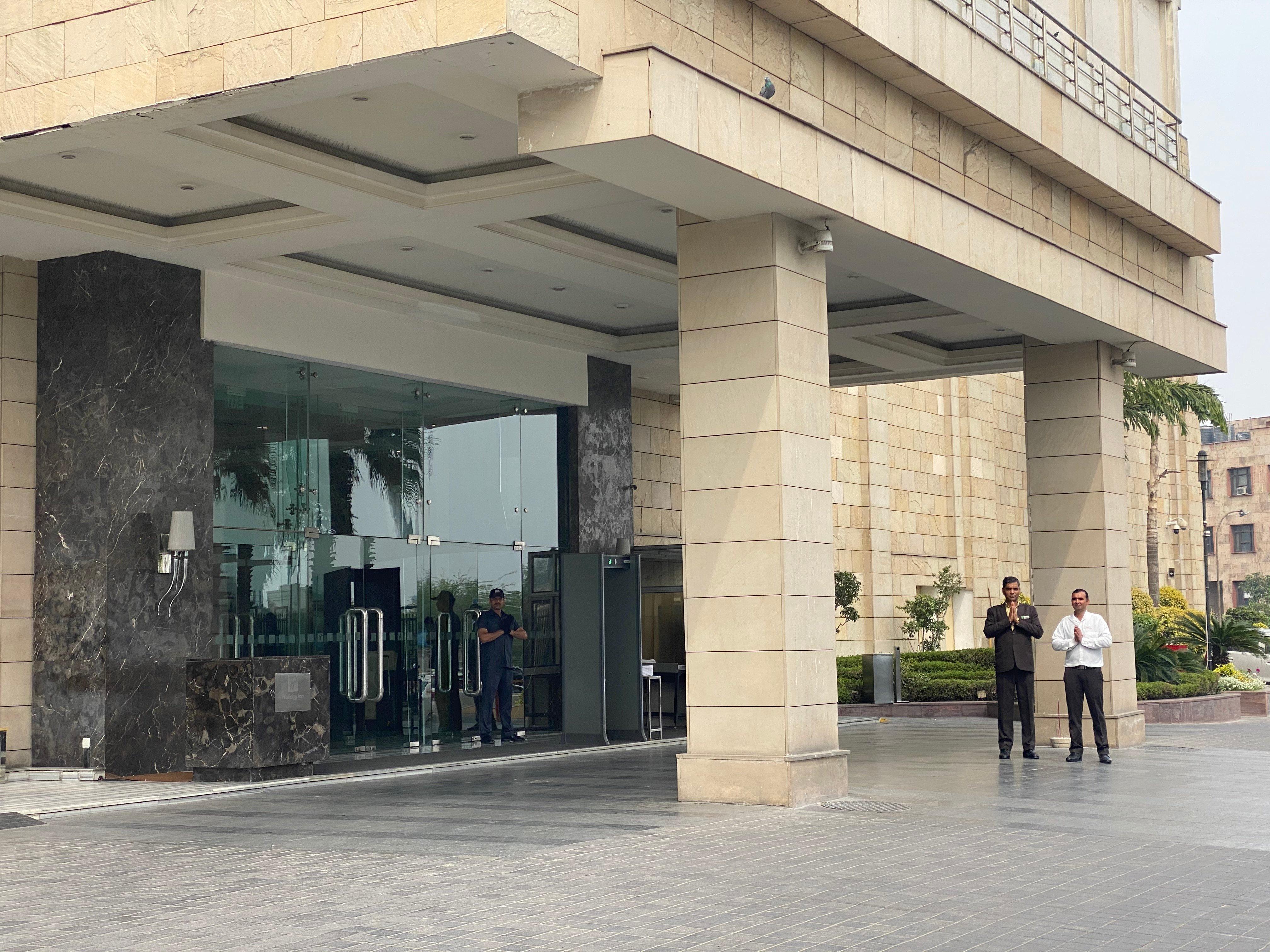 ฮอลิเดย์ อินน์ นิวเดลี มยูรวิหาร นอยดา ภายนอก รูปภาพ The main entrance of the hotel