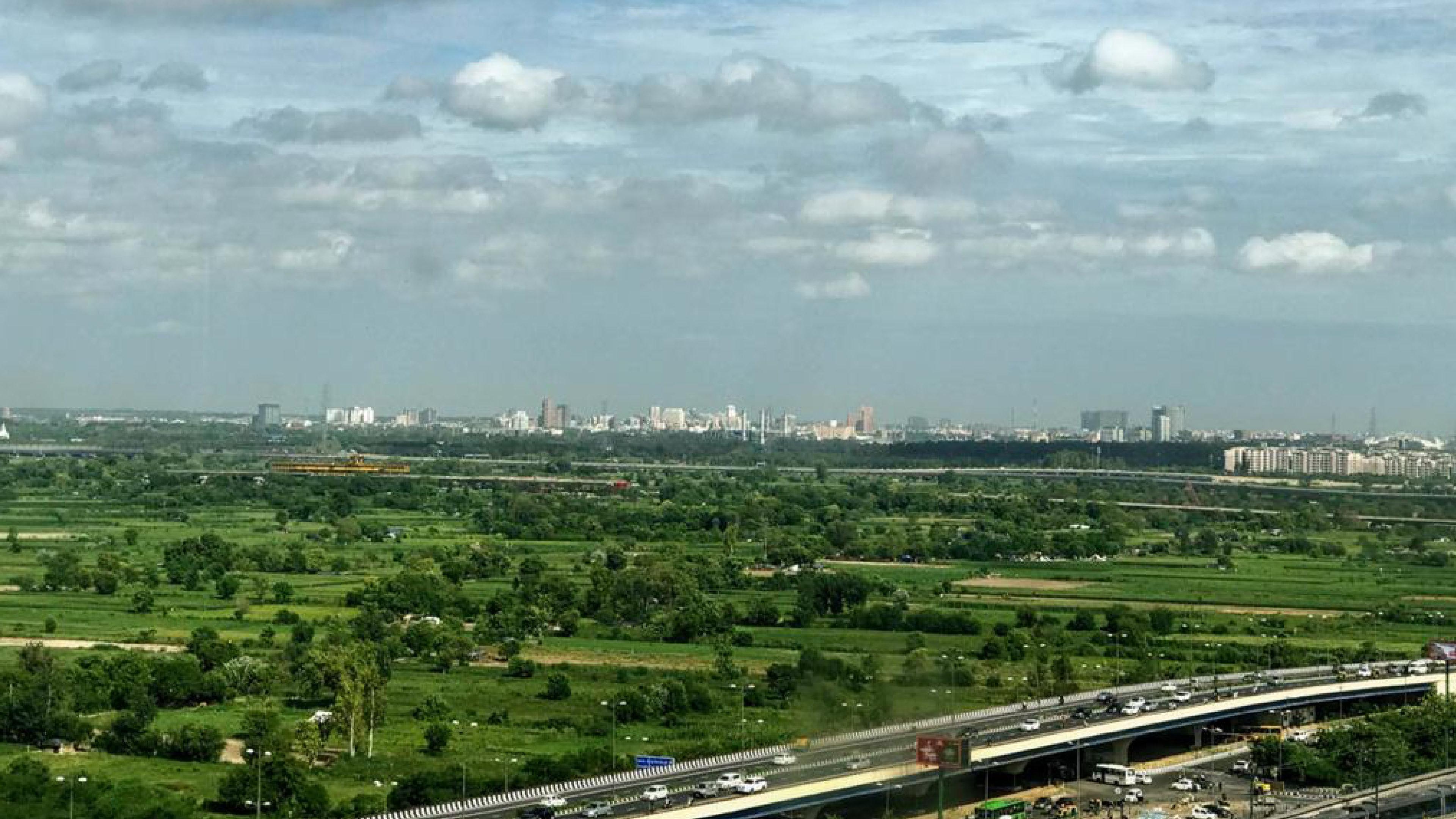 ฮอลิเดย์ อินน์ นิวเดลี มยูรวิหาร นอยดา ภายนอก รูปภาพ View of the city from the highway