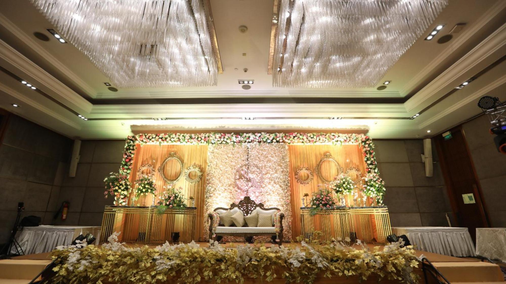 ฮอลิเดย์ อินน์ นิวเดลี มยูรวิหาร นอยดา ภายนอก รูปภาพ A modern Indian wedding reception