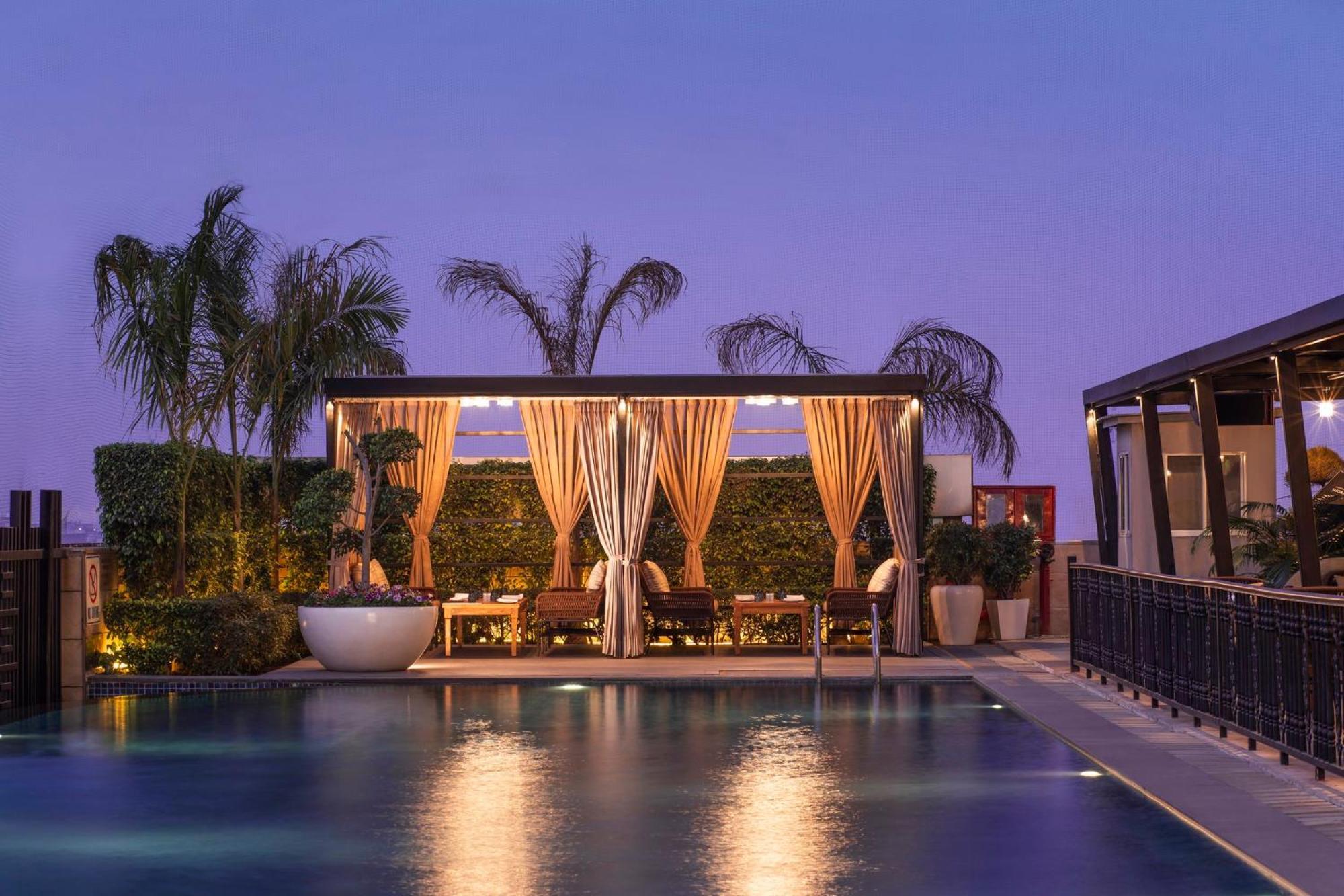 ฮอลิเดย์ อินน์ นิวเดลี มยูรวิหาร นอยดา ภายนอก รูปภาพ The pool at the rooftop bar